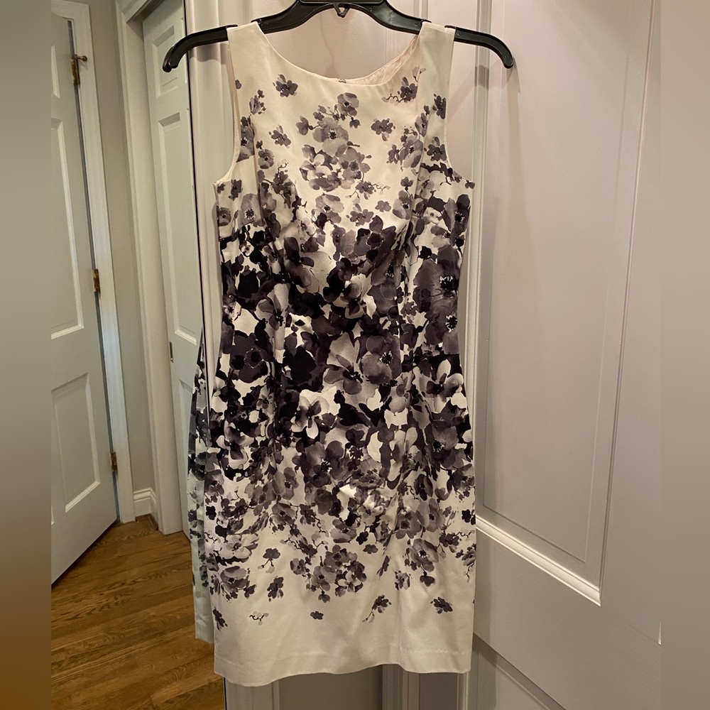 Maggie London sleeveless sheath dress. B/W floral print. Size 6. Back zip.